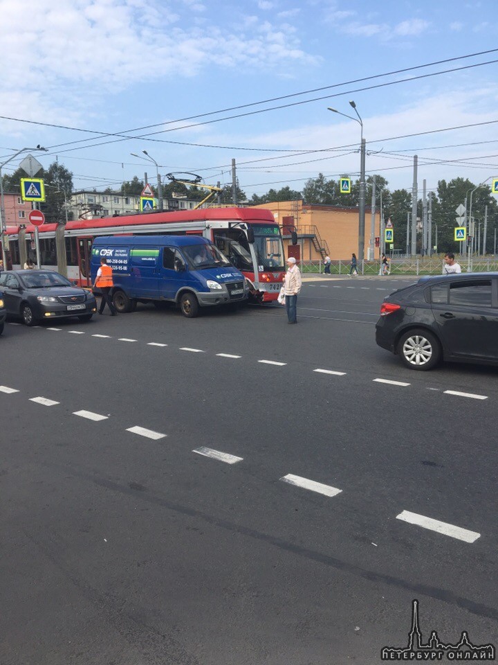 Авария на пересечении Гранитной и Новочеркасского. Газель не уступила трамваю. Движение слегка затру...