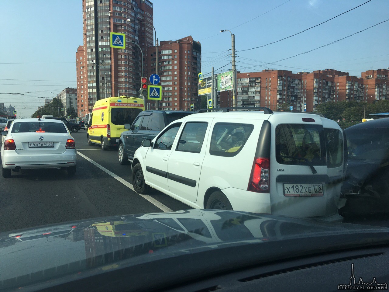 Авария на улице Луначарского перед проспектом Культуры в сторону Энгельса. В результате аварии черну...
