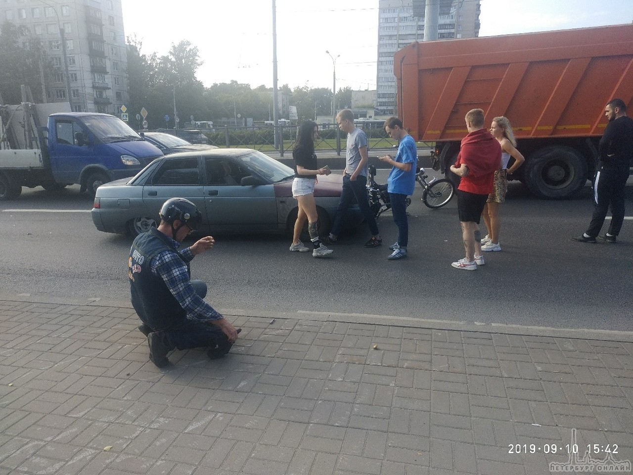 В 15:45 произошла авария на Пискаревском путкпроводе. Молодой водитель на ВАЗ сбил байкера. Скорую в...