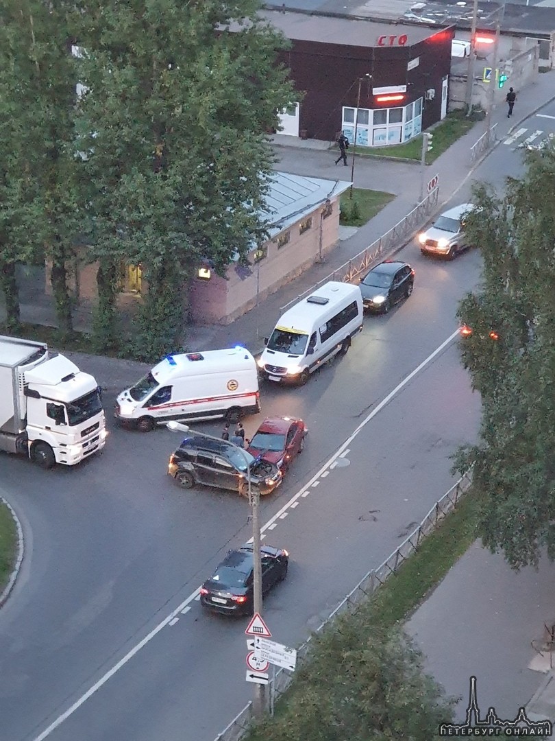 Авария на пересечении Серафимовского переулка и Школьной улицы. Движение очень затруднено