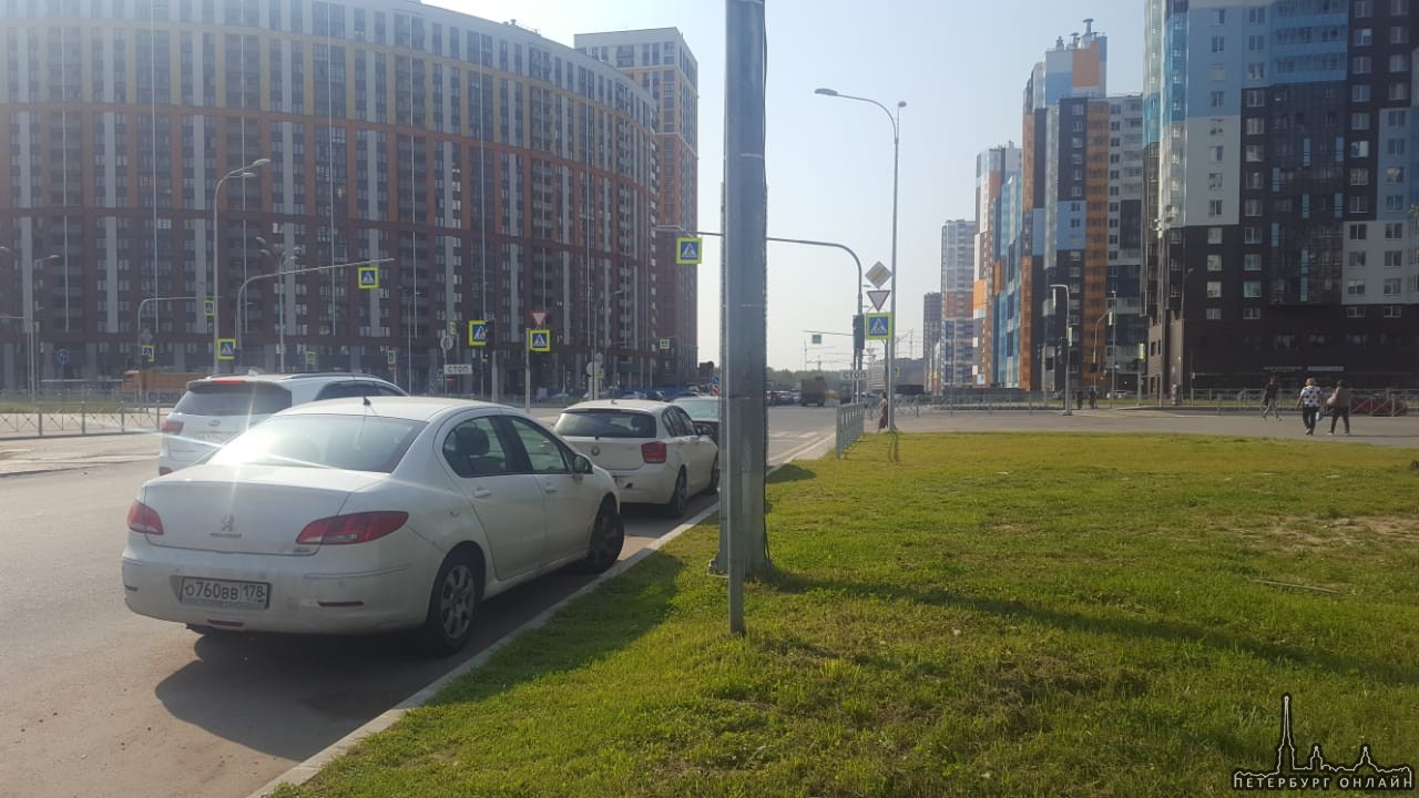 На Плесецкой улице в направлении Комендантского проспекта въехали в припаркованный Peugeot 408. Действи...