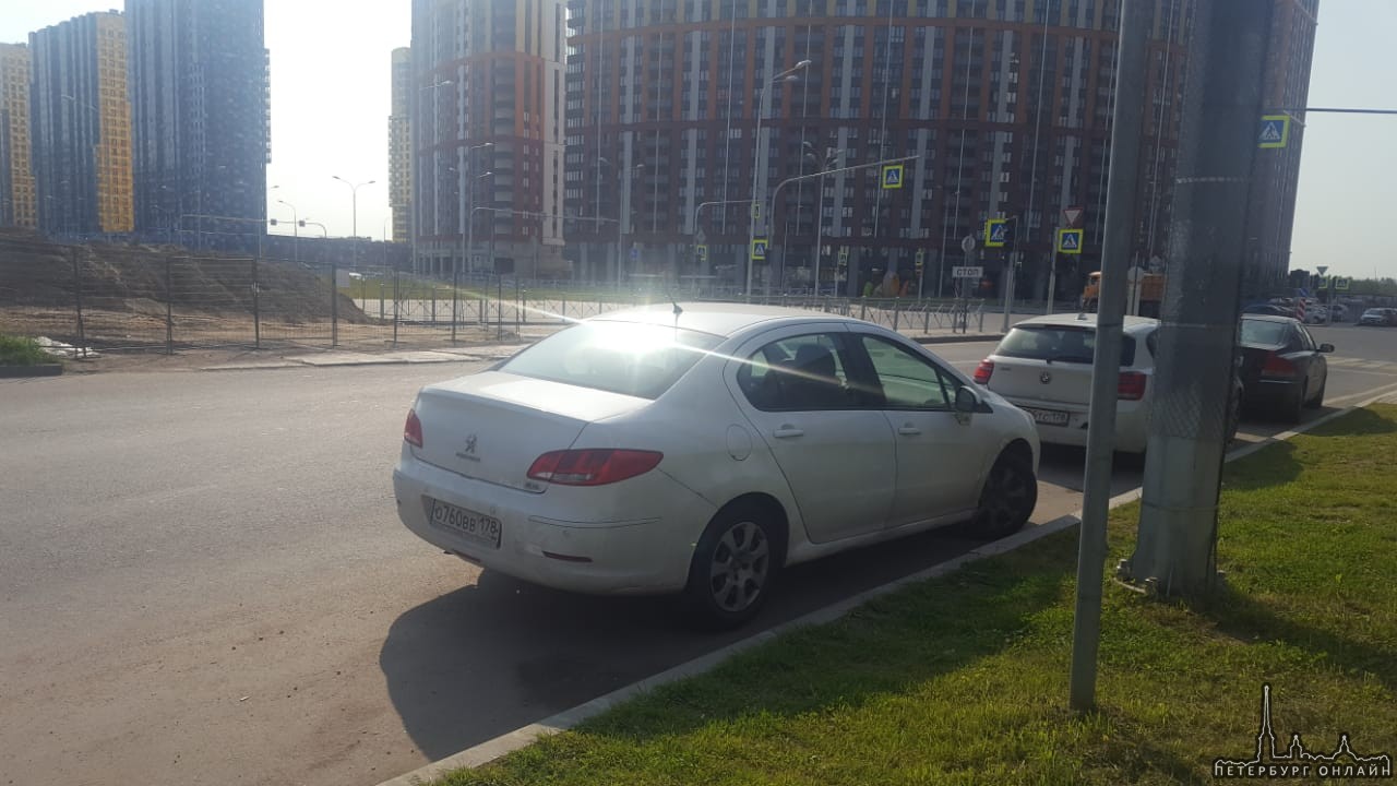 На Плесецкой улице в направлении Комендантского проспекта въехали в припаркованный Peugeot 408. Действи...