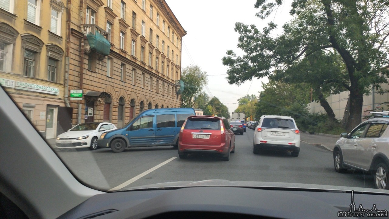 Похоже водитель одного автомобиля ford не понял маневры другого автомобиля на Большом Сампсониевском...