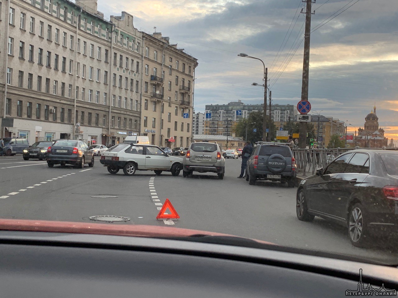 Восьмерка повернула в дастер на перекрёстке Заозёрной и Обводного. Затор от планетария