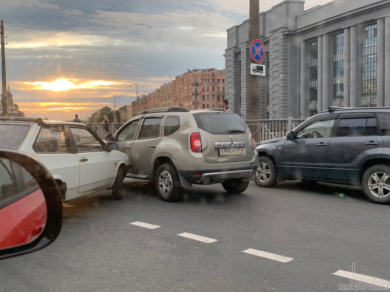 Восьмерка повернула в дастер на перекрёстке Заозёрной и Обводного. Затор от планетария