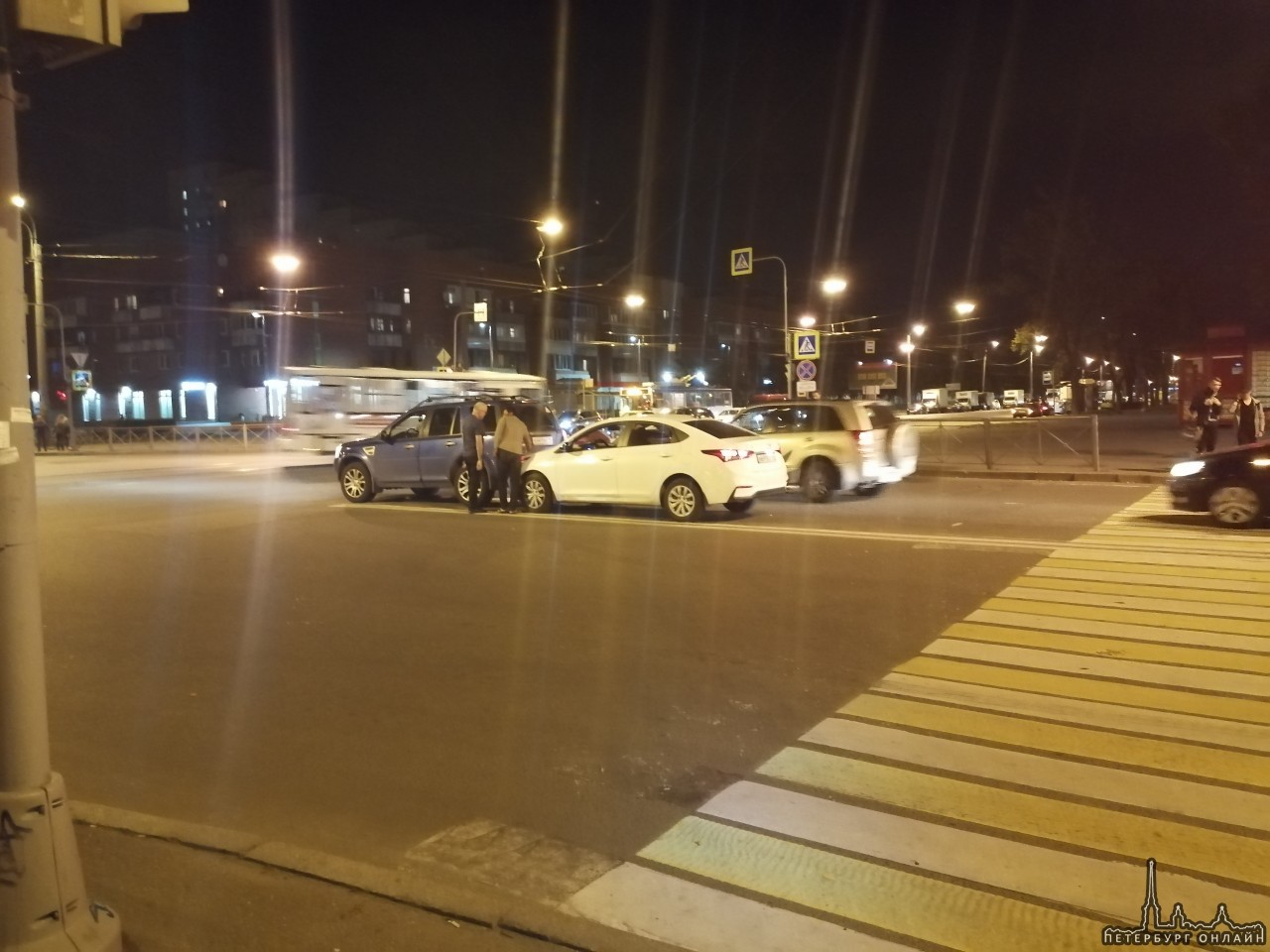 На Карпинского, мужчина любуясь автомобилем спереди на светофоре, перед проспектом Науки, успешно об...