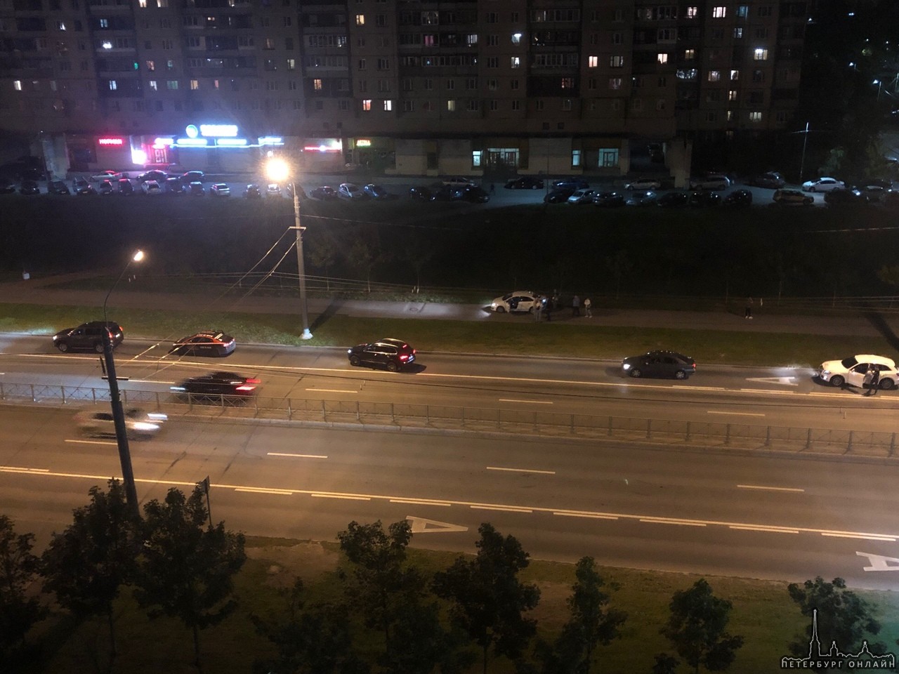 Машина вылетела на пешеходный тротуар напротив 95 к.1 Ленинского . У машины на тротуаре разбит зад, ...