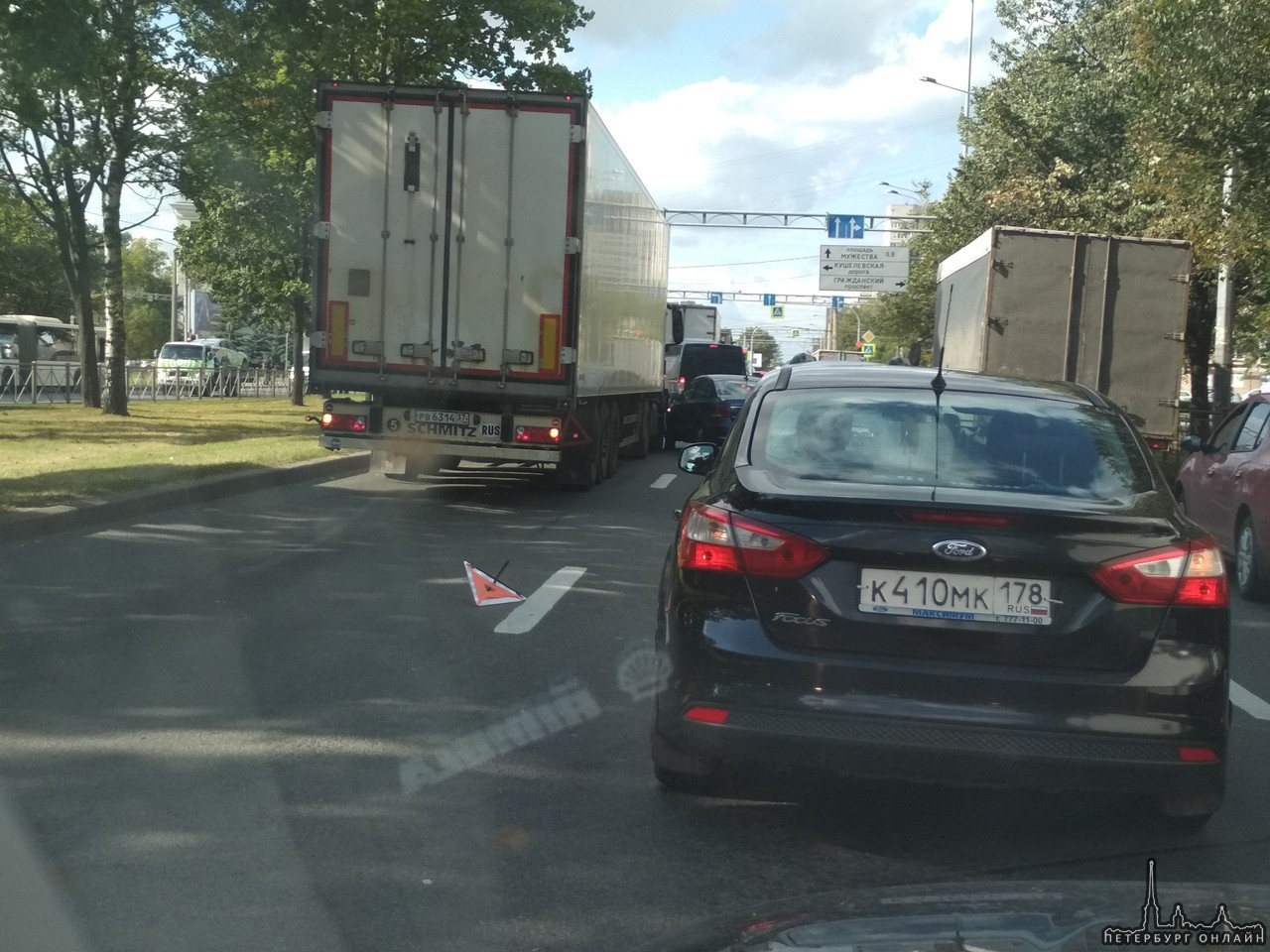 На Непокорённых в сторону Мужества произошло ДТП между фурой и Фольксвагеном. Пробка копится.