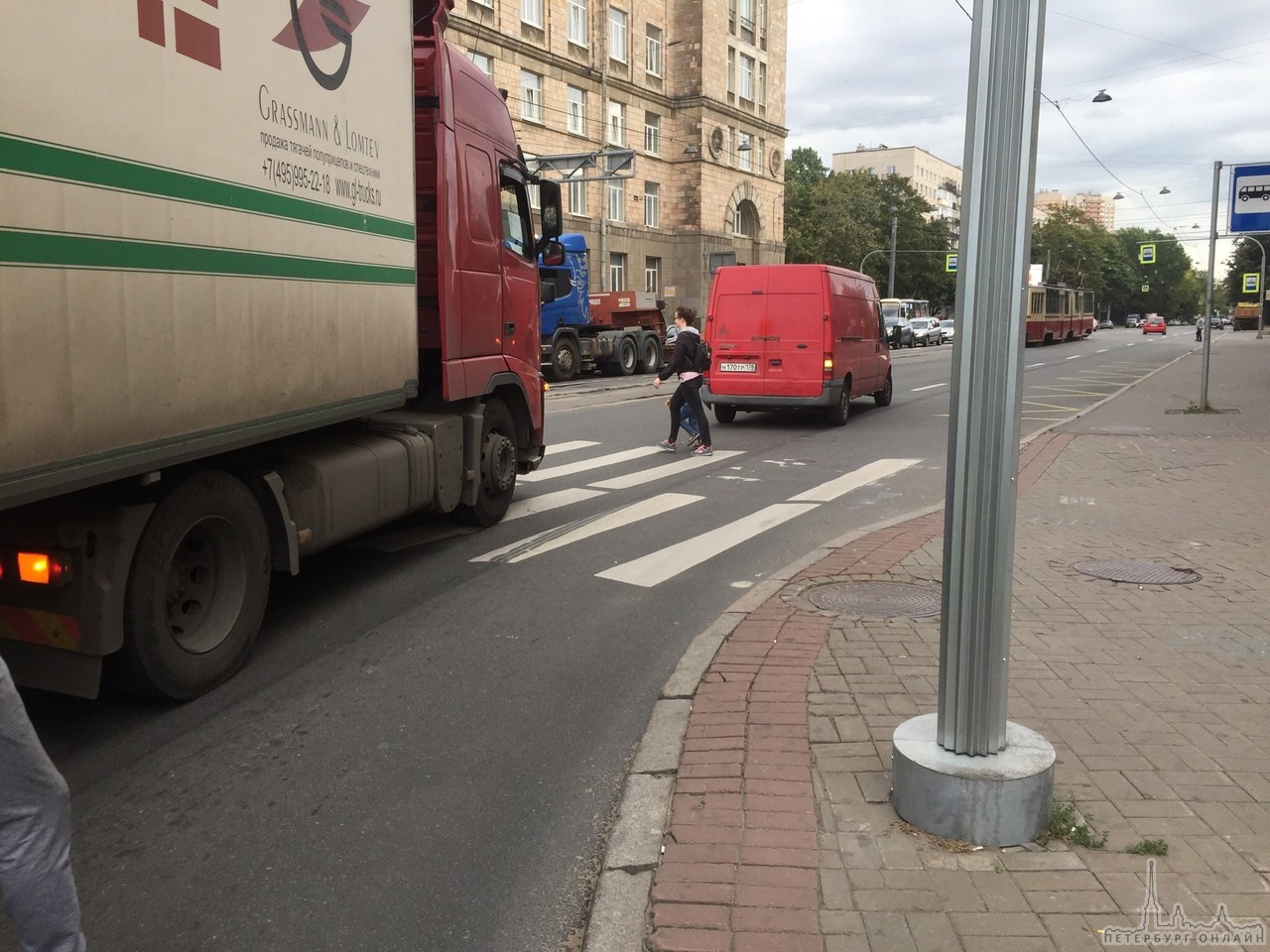 ДТП на Светлановской площади, в сторону 2-го Муринского. Фура при повороте задела автобус
