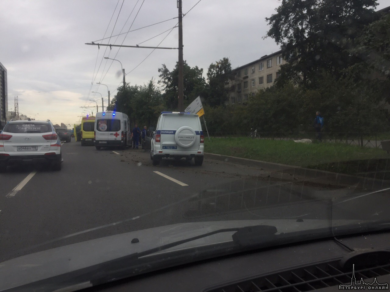 Авария на Бухарестской в сторону Салова. Приора на встречке, сбит дорожный знак. У машины багажник в...