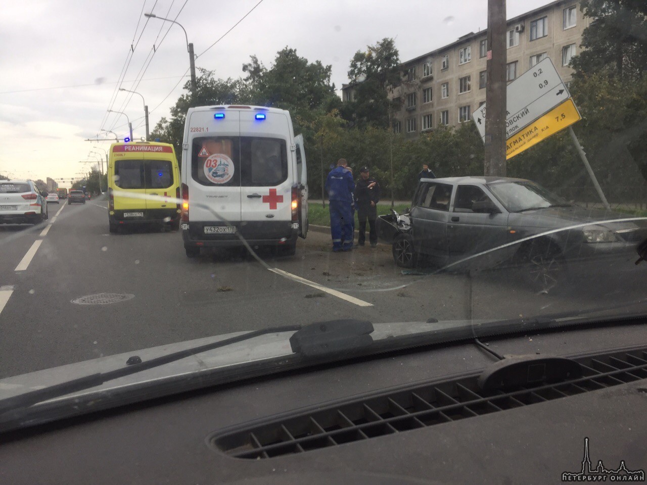 Авария на Бухарестской в сторону Салова. Приора на встречке, сбит дорожный знак. У машины багажник в...