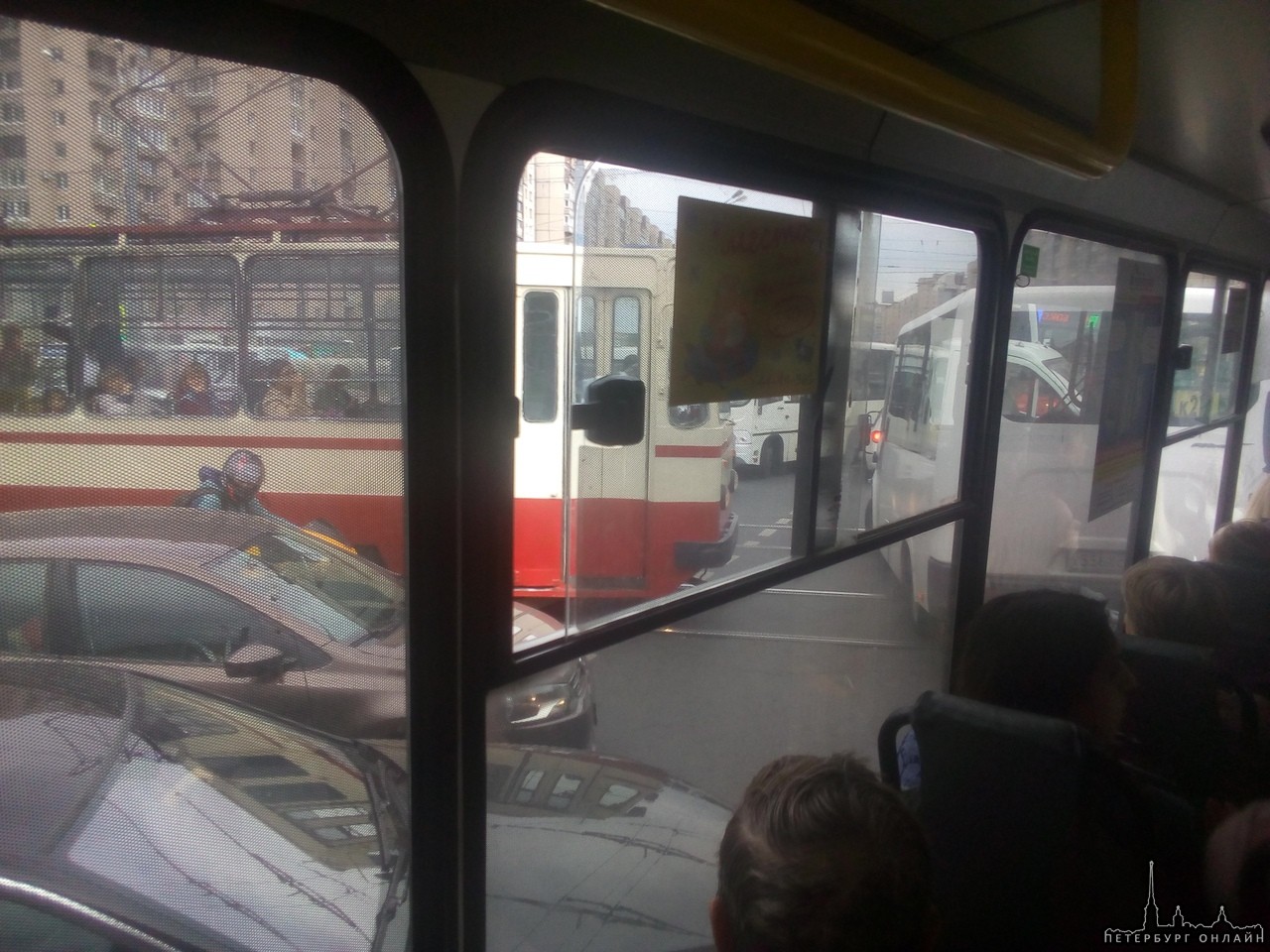 Из-за аварии на перекрестке Коллонтай и Большевиков Трамваям не проехать.