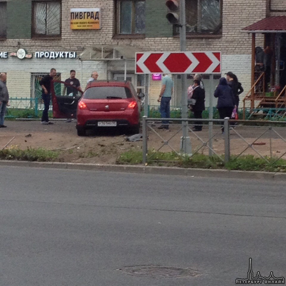Пересечение Тимуровской и Демьяна Бедного. Peugeot снес ограждение и выехал на тротуар.