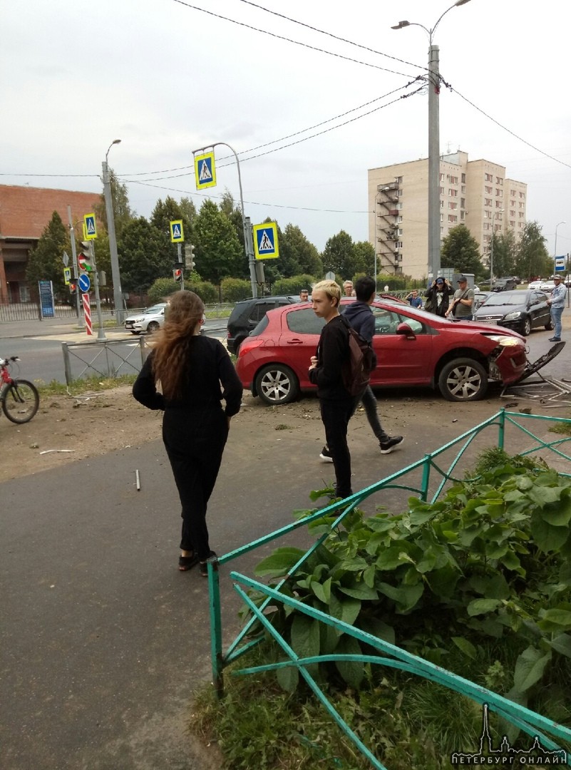 Пересечение Тимуровской и Демьяна Бедного. Peugeot снес ограждение и выехал на тротуар.