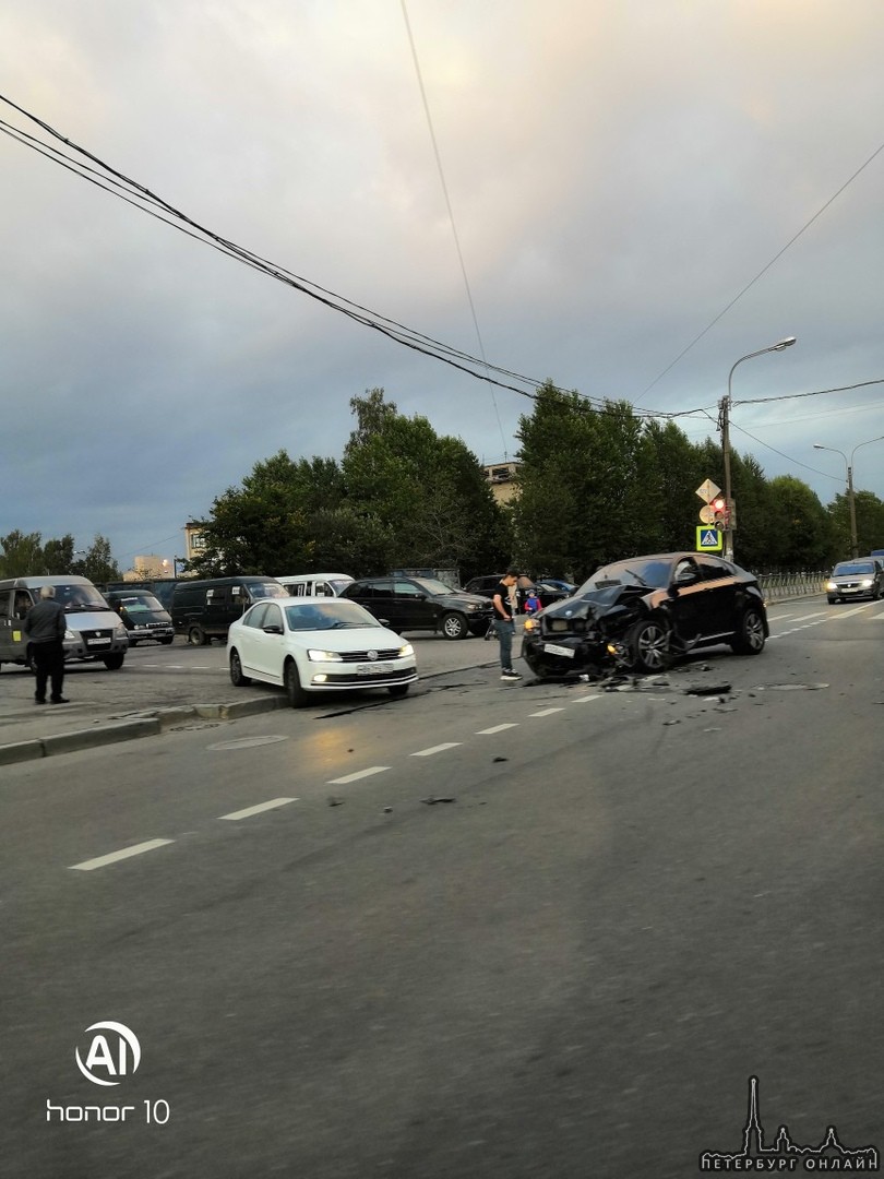 Авария между BMW и Toyota Hilux на перекрестке Бульвара Новаторов и Трамвайного проспекта.