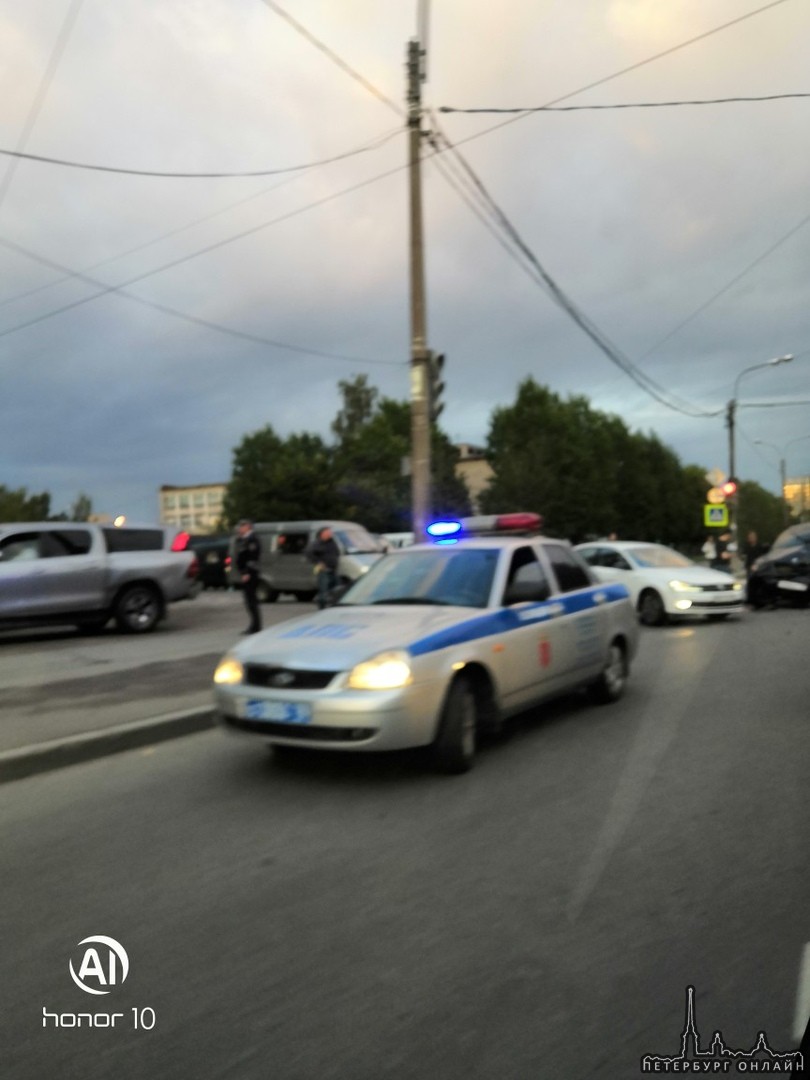 Авария между BMW и Toyota Hilux на перекрестке Бульвара Новаторов и Трамвайного проспекта.