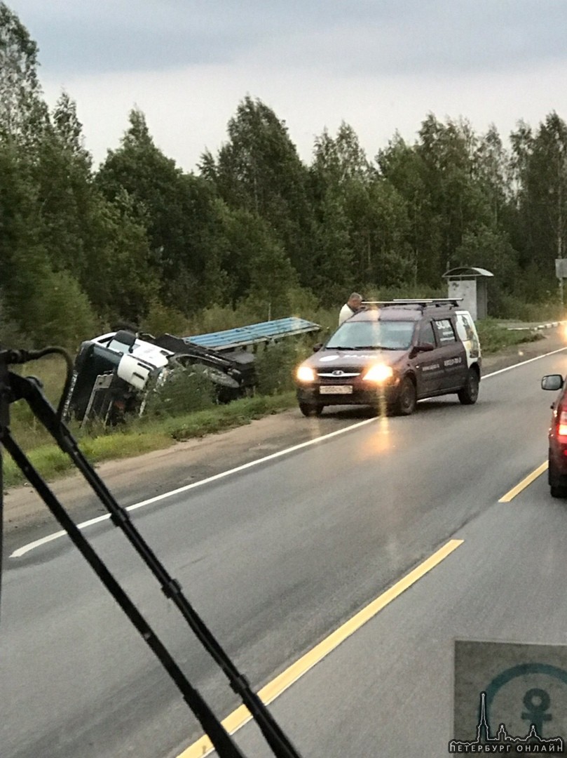 Под Всеволожском в Щеглово грузовик съехал с дороги.