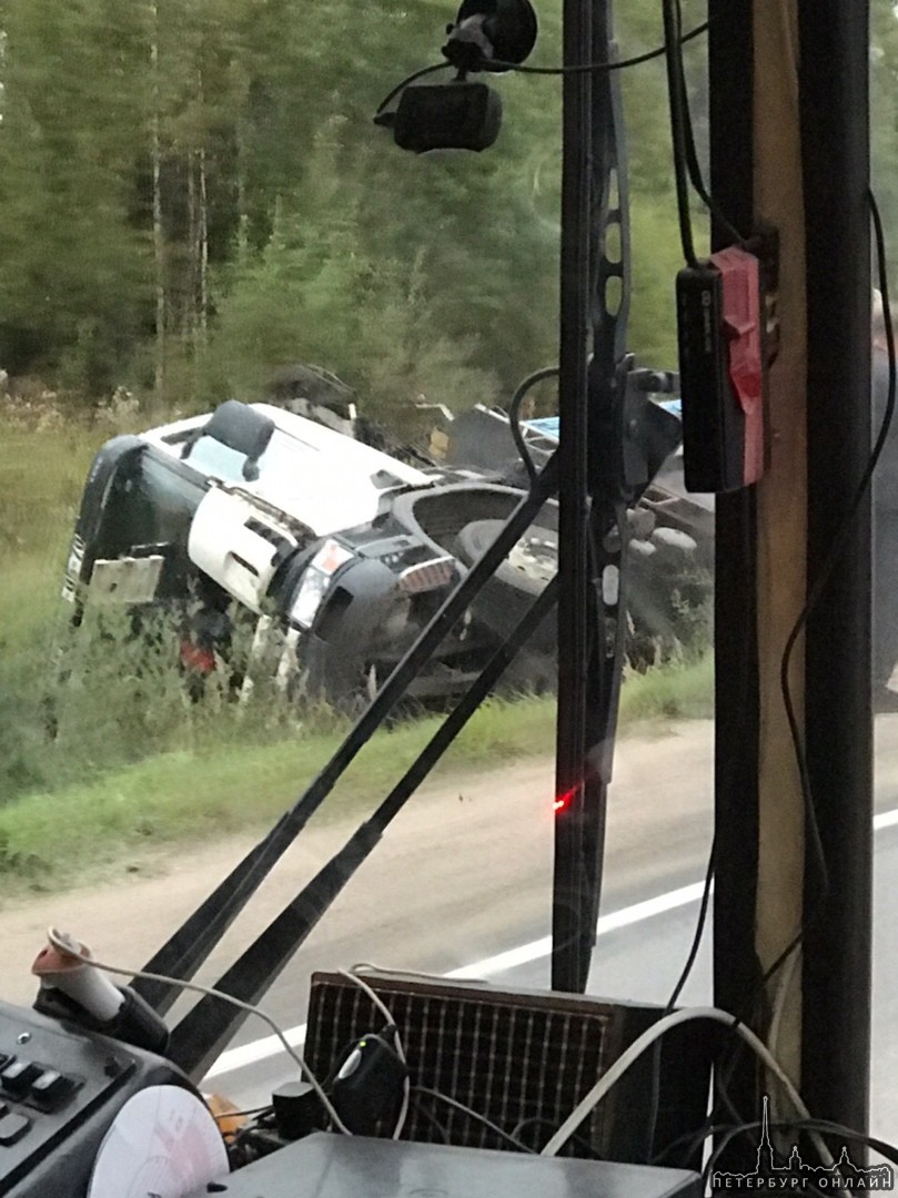 Под Всеволожском в Щеглово грузовик съехал с дороги.