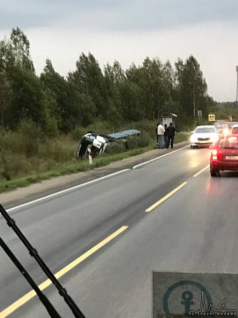 Под Всеволожском в Щеглово грузовик съехал с дороги.