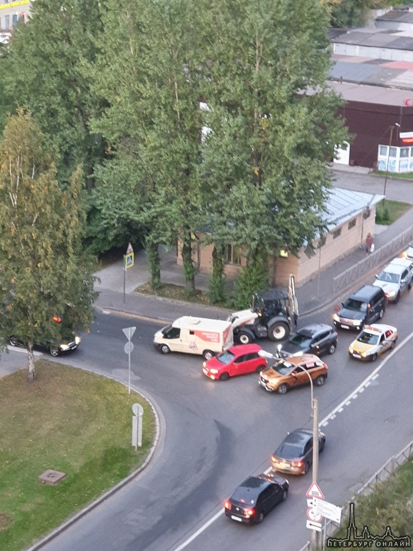 На повороте со Школьной в Серафимовский переулок притерлись фургон и трактор