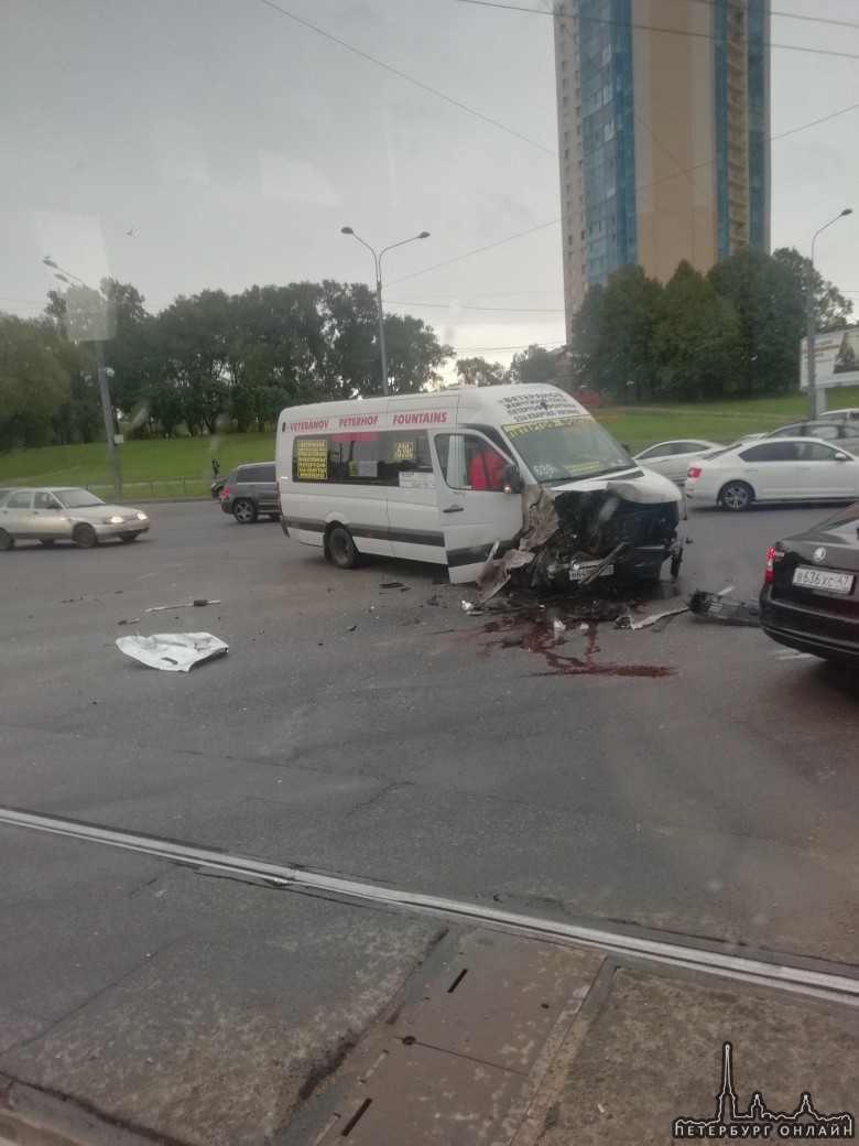 Ford Куга столкнулся с автобусом на пересечении Петергофского и проспекта маршала Жукова
