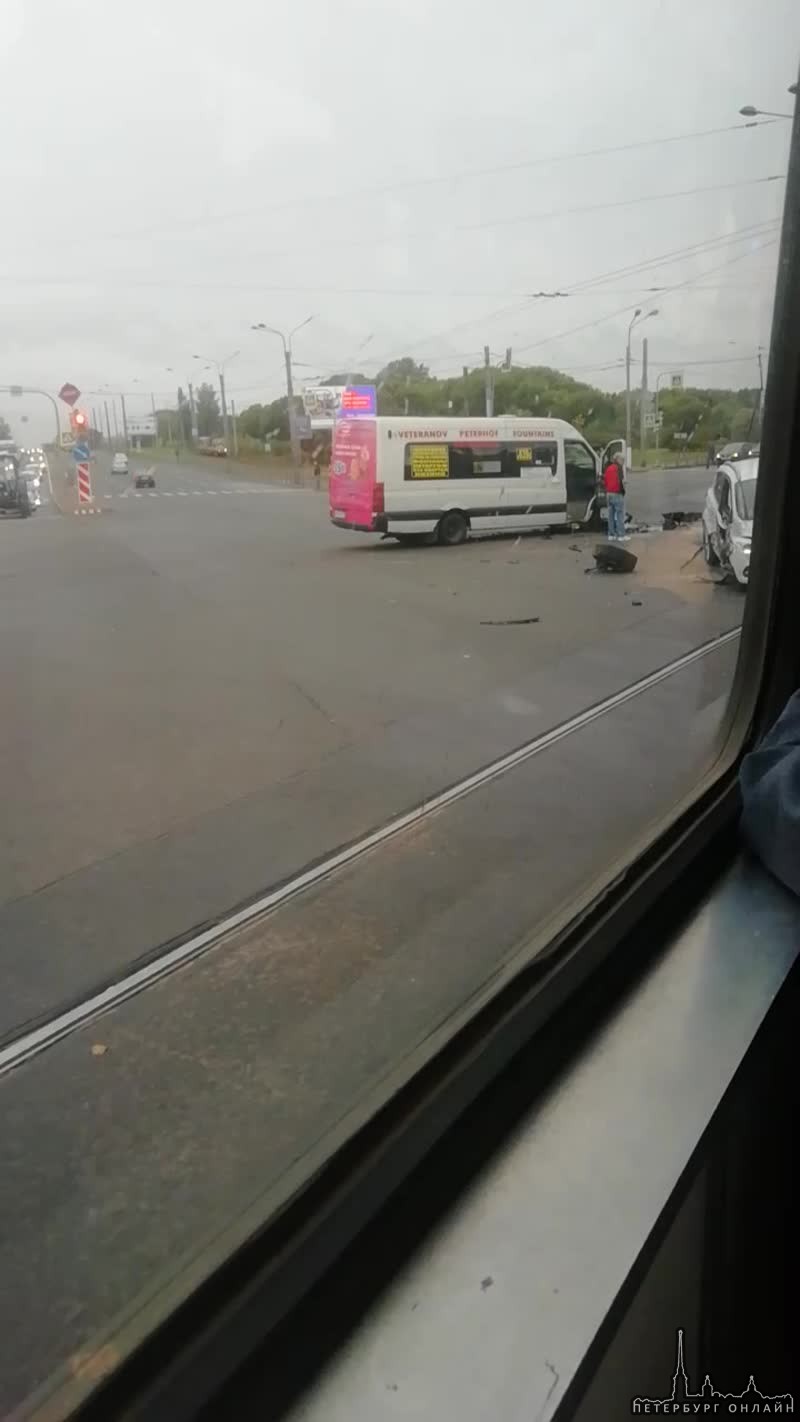 Ford Куга столкнулся с автобусом на пересечении Петергофского и проспекта маршала Жукова