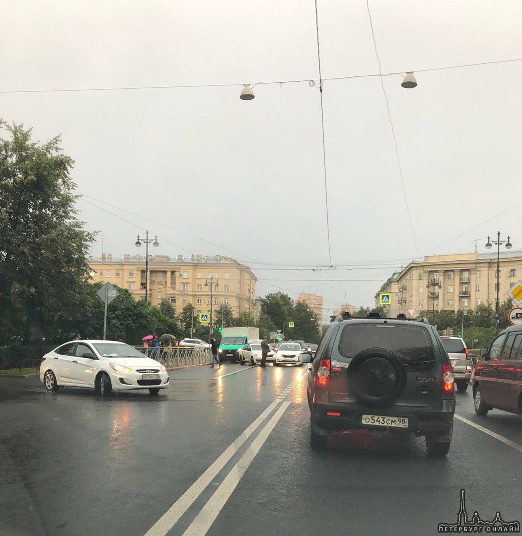Не доброе утро на перекрёстке Фрунзе и Московского проспекта. Яндекс такси притер Рио, при этом забл...