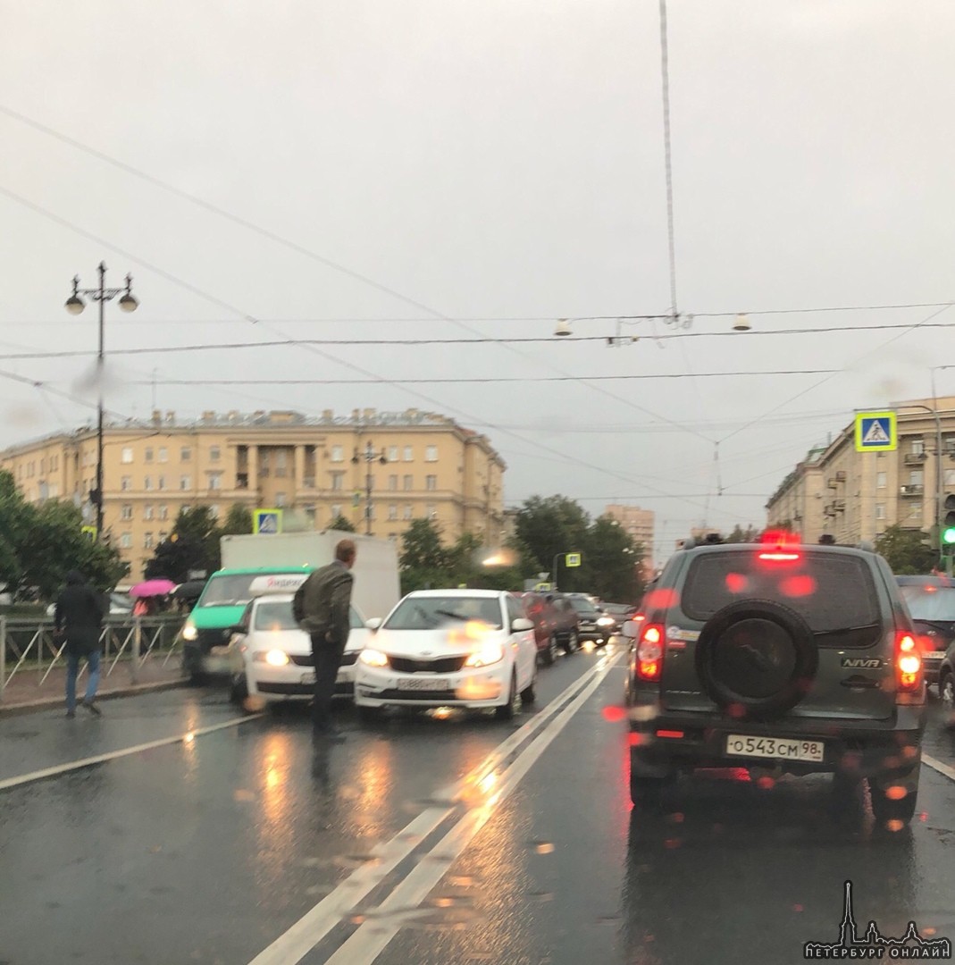 Не доброе утро на перекрёстке Фрунзе и Московского проспекта. Яндекс такси притер Рио, при этом забл...