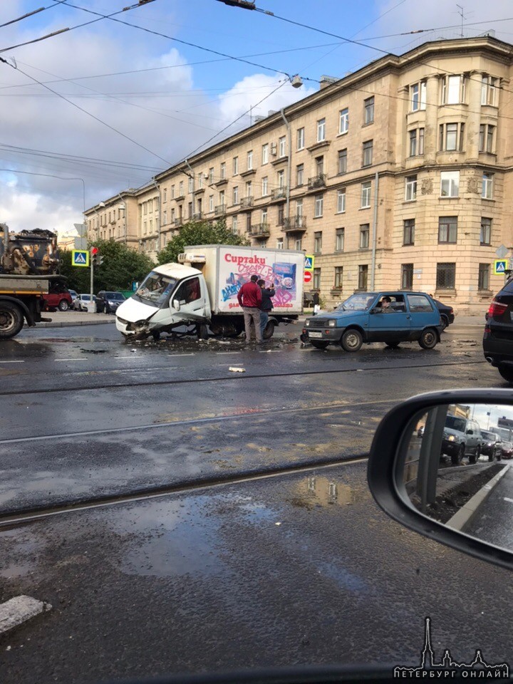 ДТП на перекрестке Новочеркасского пр. и ул. Стахановцев. Движение плотное.