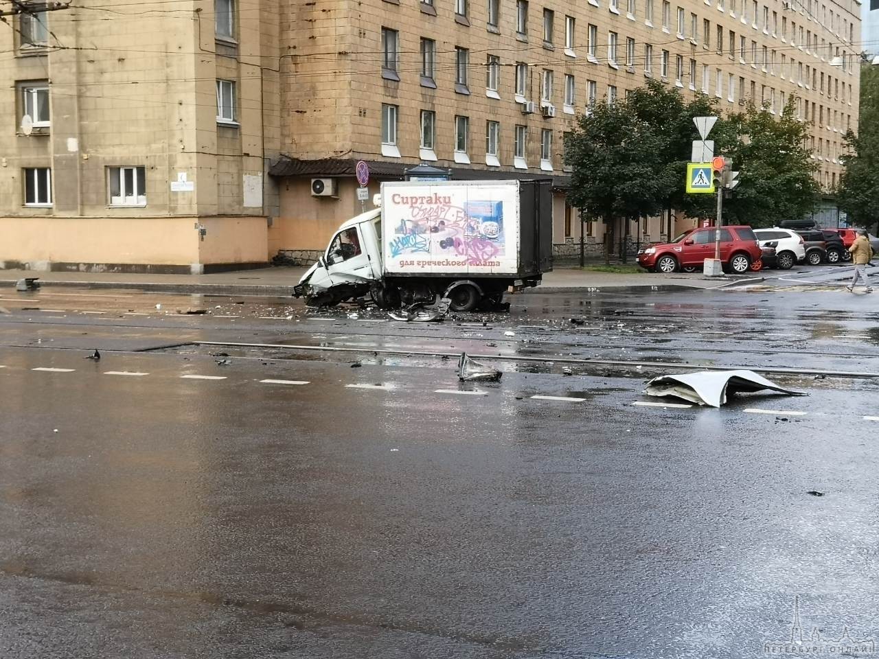 ДТП на перекрестке Новочеркасского пр. и ул. Стахановцев. Движение плотное.