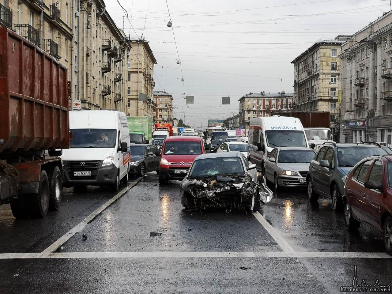 ДТП на перекрестке Новочеркасского пр. и ул. Стахановцев. Движение плотное.