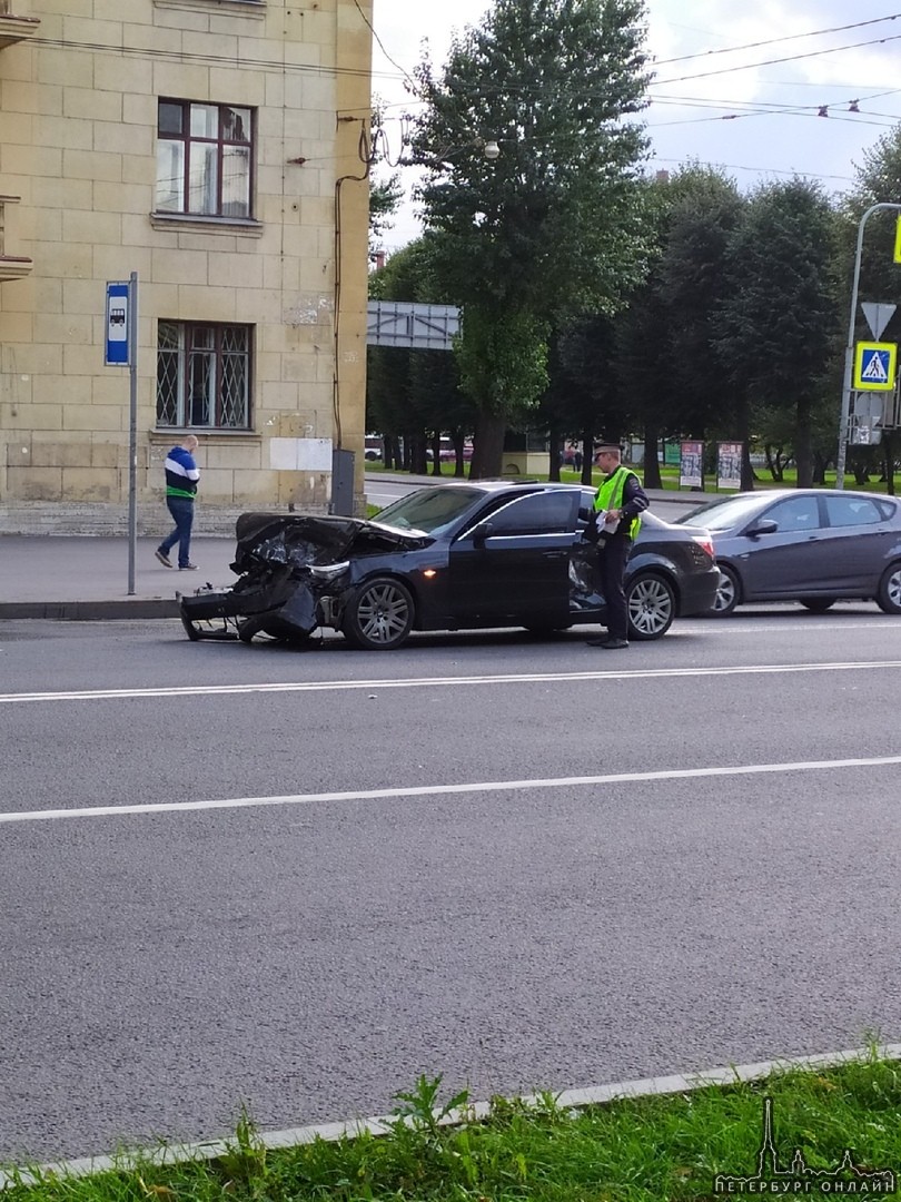 Черная БМВ двигалась по Зенитчиков со стороны маршала Жукова на разрешенный сигнал светофора, встреч...