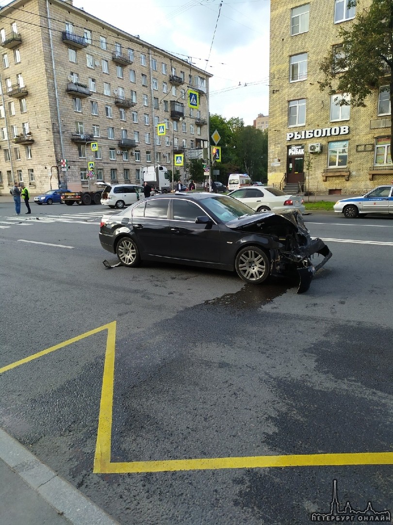 Черная БМВ двигалась по Зенитчиков со стороны маршала Жукова на разрешенный сигнал светофора, встреч...