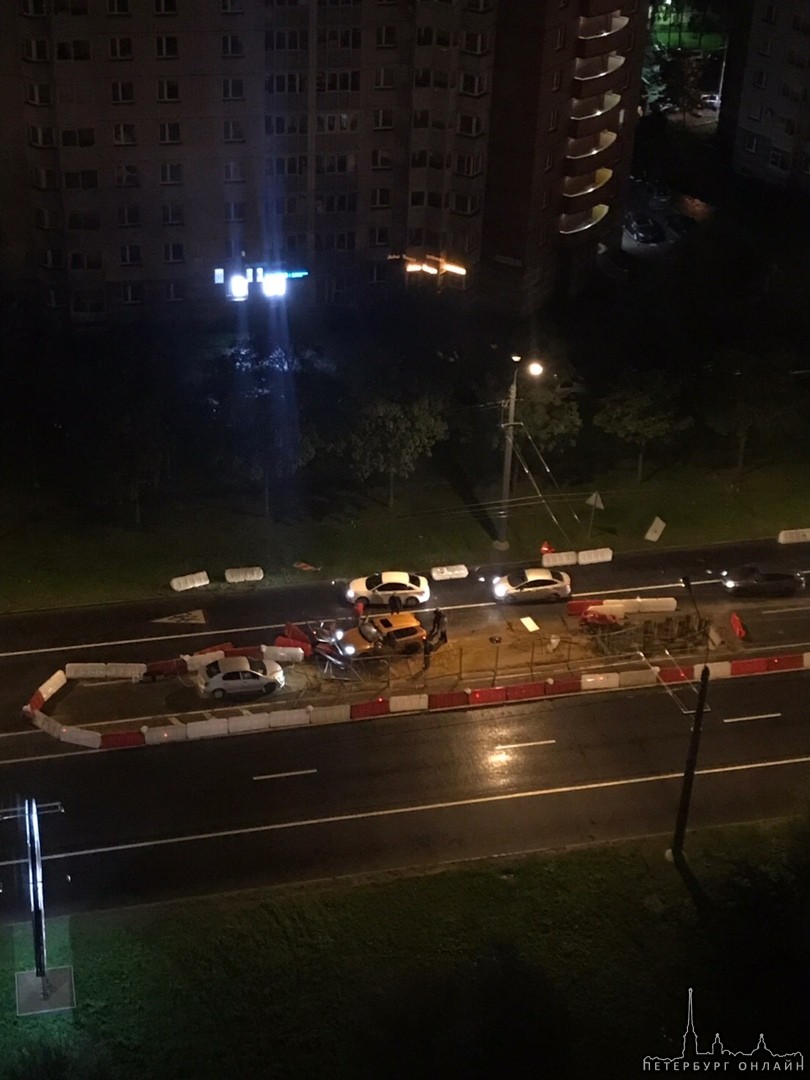 Напротив дома 77 по Ленинскому проспекту на ремонте дороги разложился Cayenne. Подбежали сразу оче...