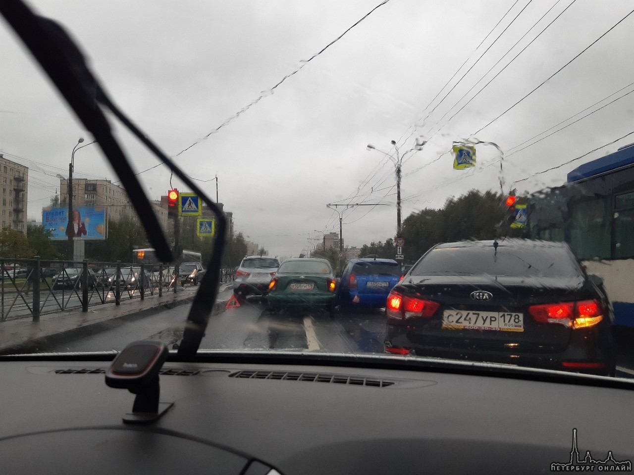На Большевиков возле ТЦ Невский притерлись 3 машины оставив проезд только по правой полосе. UPD: ра...