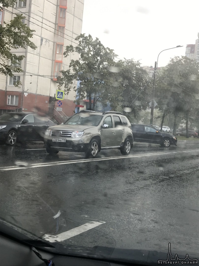 На пересечении Стасовой-Тухачевского volkswagen выехал в бок Renault.