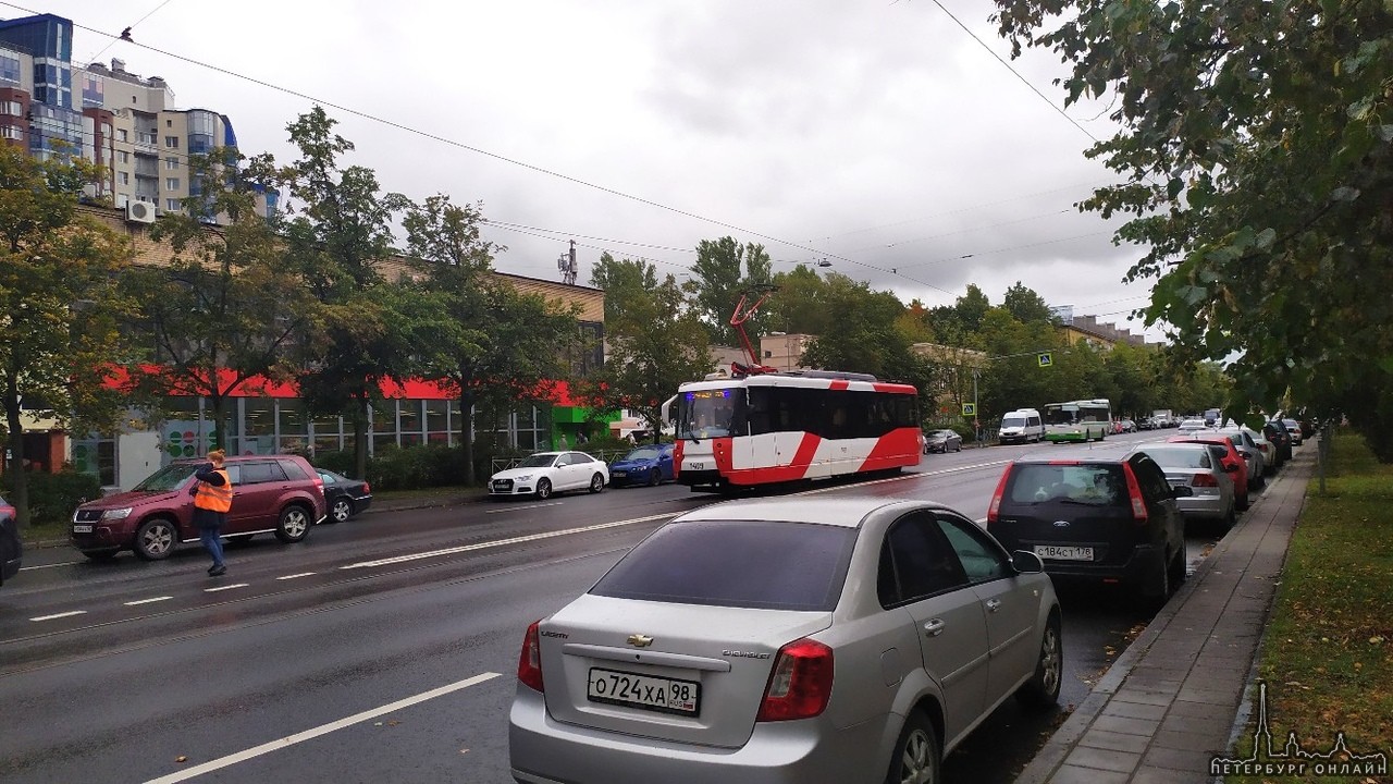 Трамваи встали из-за столкновения двух машин на Ленсовета 34.