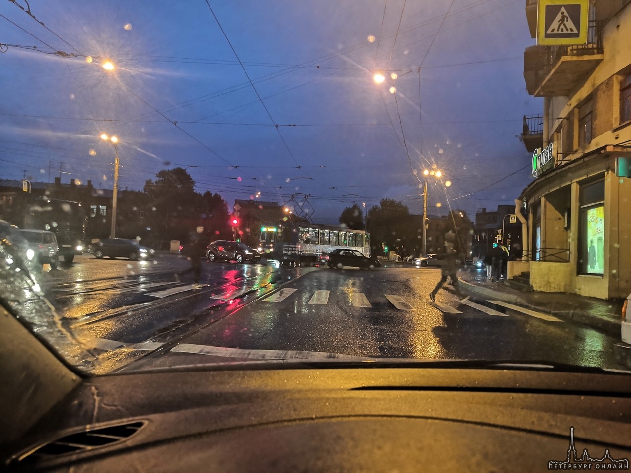 Женщина протаранила трамвай на перекрёстке ул. Степана Разина и Обводного канала