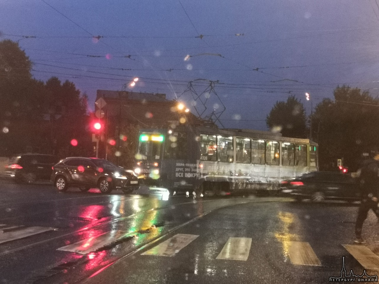Женщина протаранила трамвай на перекрёстке ул. Степана Разина и Обводного канала
