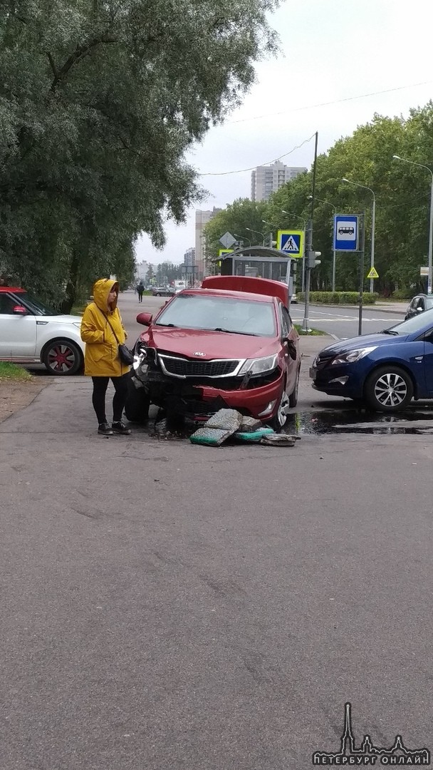 На улице Ушинского красная КиА в результате аварии вылетела на тротуар.