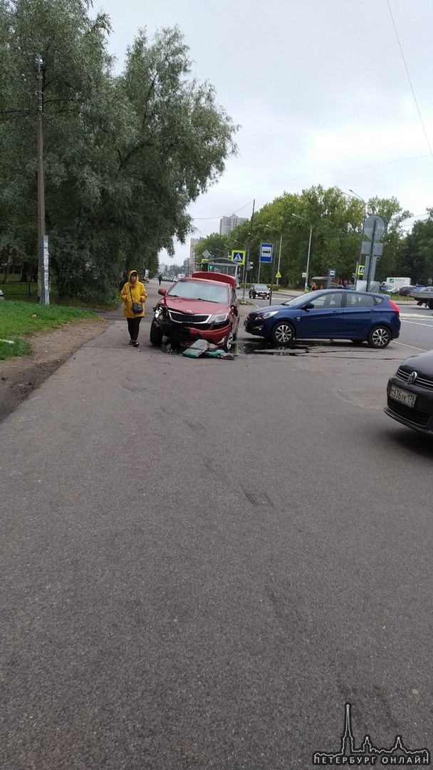 На улице Ушинского красная КиА в результате аварии вылетела на тротуар.