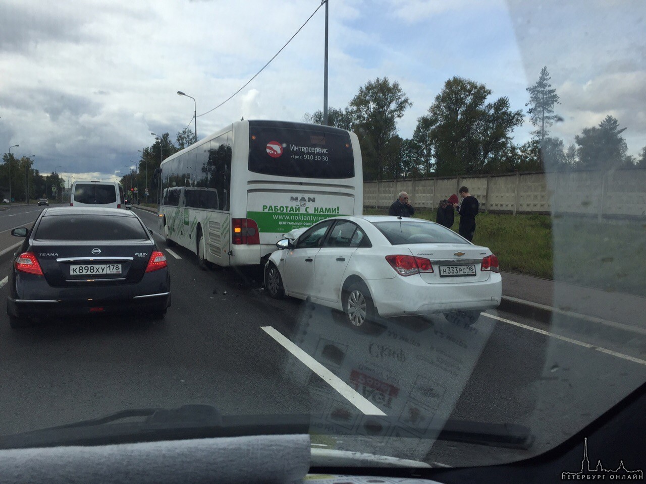 На Дороге жизни, в сторону города, около Штаба, водитель Chevrolet въехал в автобус
