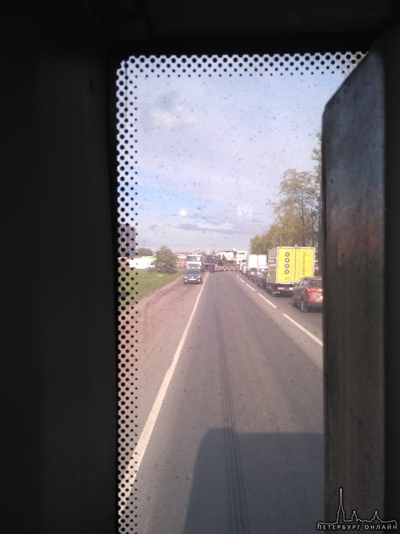 На въезде в Славянку со стороны Московского шоссе тягач со спец техникой перегородил дорогу