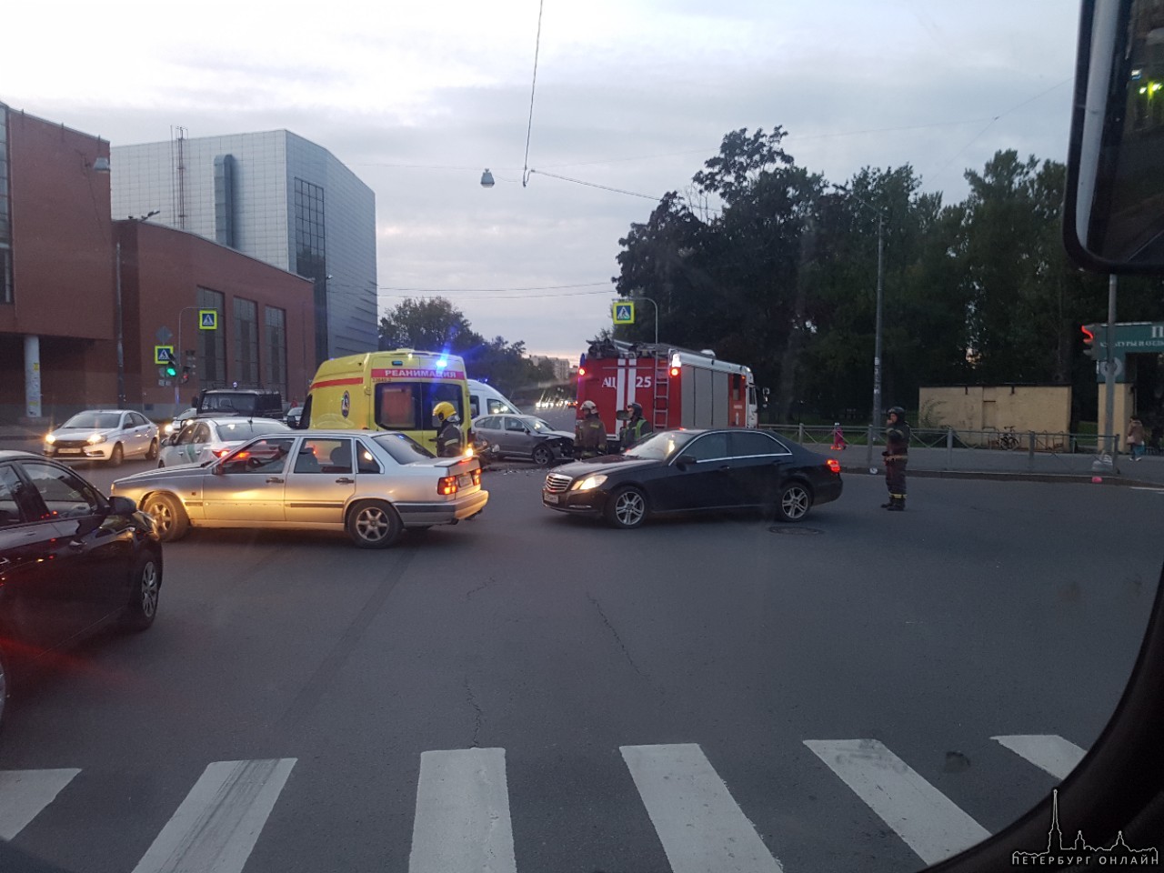 В ДТП на пересечении улиц ФарфорвскОЙ и Бабушкина пострадали две легковушки