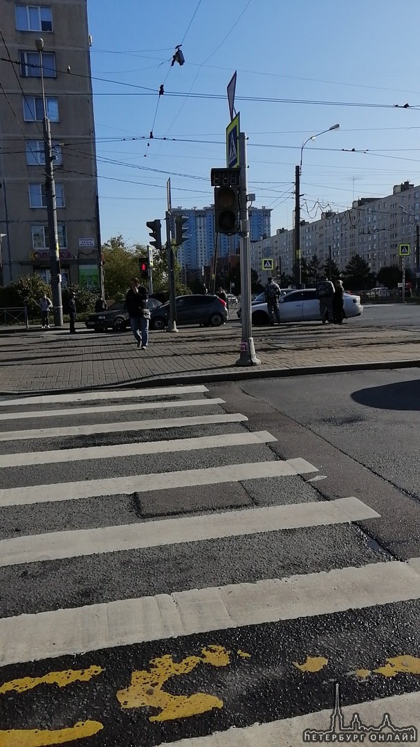 Замес из 4х машин на пересечении Купчинской и Ярослава Гашека. Проезд остался через трамвайные пути