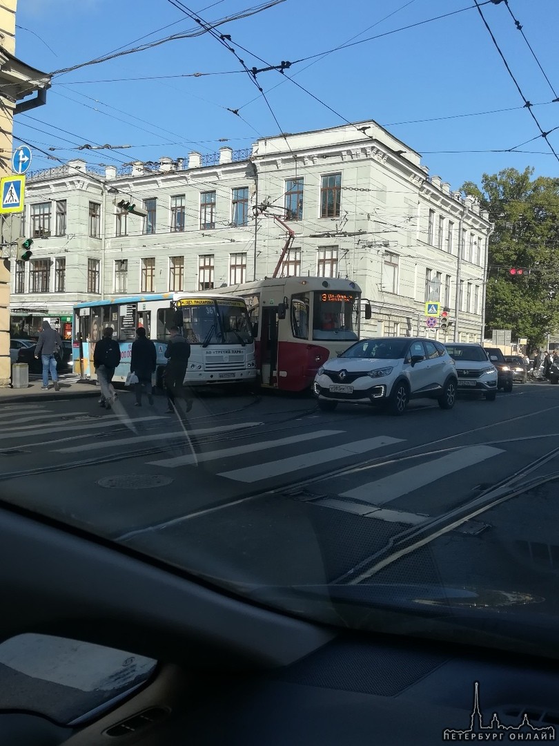 При повороте направо с Боткинской на академика Лебедева к Литейному мосту трамвай задел маршрутку