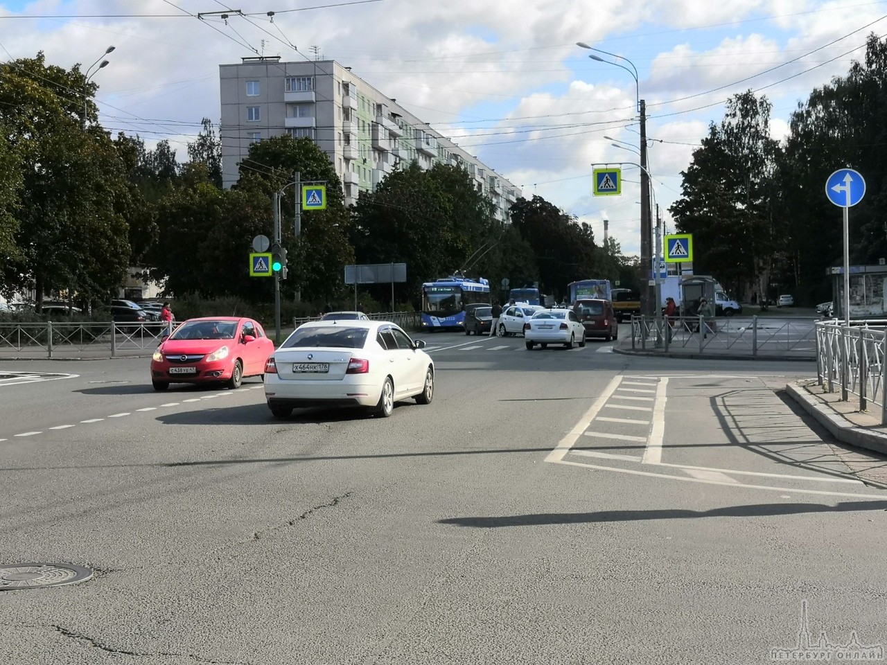 ДТП устроили 3 машины перед перекрестком проспекта Мечникова и Замшиной улицы