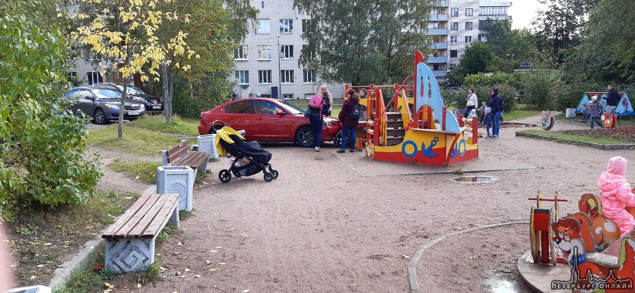 Детские площадки происшествие. Машина для детской площадки. Детская площадка на Бестужевской. Мамы на детской площадке. Мамочки с колясками на детской площадке.