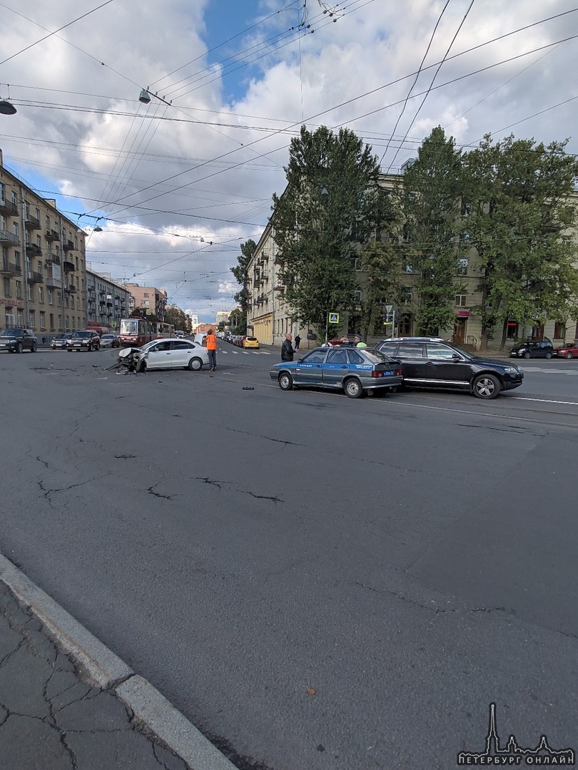 Тигуан и Поло не поделили перекресток Республиканской улицы и Новочеркасского проспекта, один из вод...