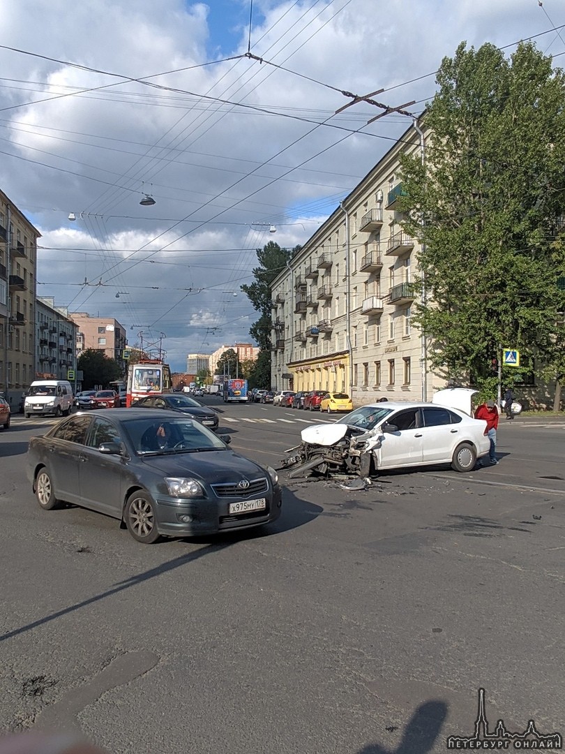 Тигуан и Поло не поделили перекресток Республиканской улицы и Новочеркасского проспекта, один из вод...